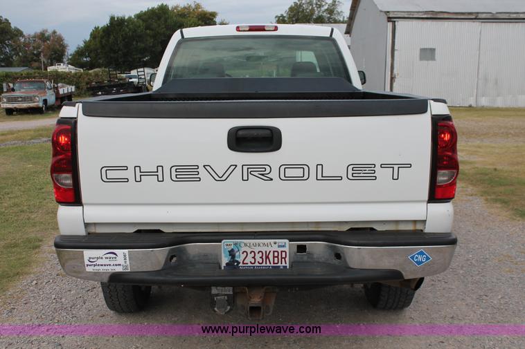 image for item H8087 2005 Chevrolet Silverado 2500HD Crew Cab pickup truck