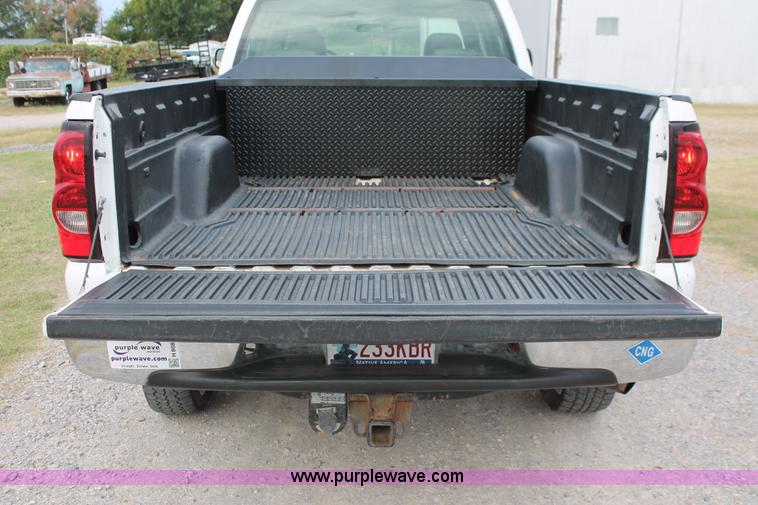 image for item H8087 2005 Chevrolet Silverado 2500HD Crew Cab pickup truck