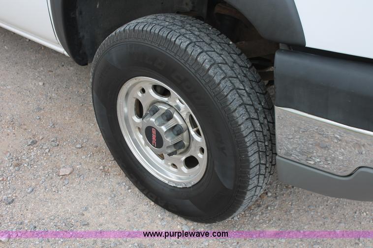 image for item H8087 2005 Chevrolet Silverado 2500HD Crew Cab pickup truck