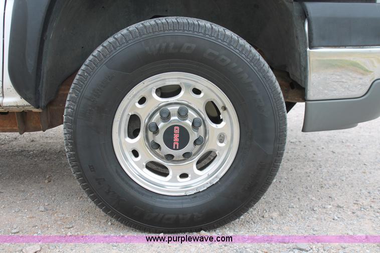 image for item H8087 2005 Chevrolet Silverado 2500HD Crew Cab pickup truck