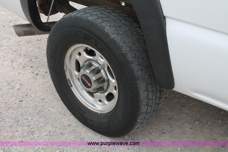 image for item H8087 2005 Chevrolet Silverado 2500HD Crew Cab pickup truck