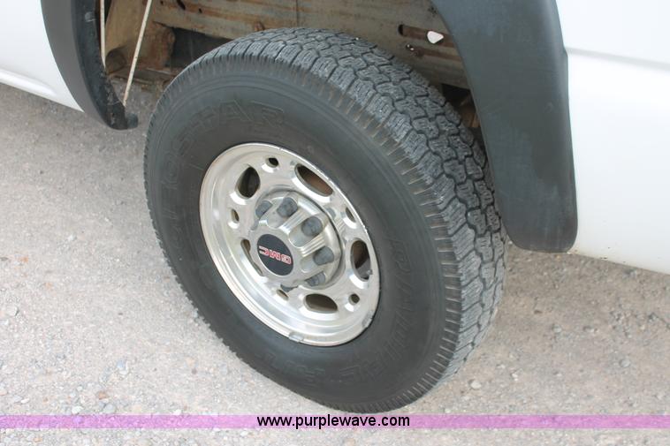 image for item H8087 2005 Chevrolet Silverado 2500HD Crew Cab pickup truck