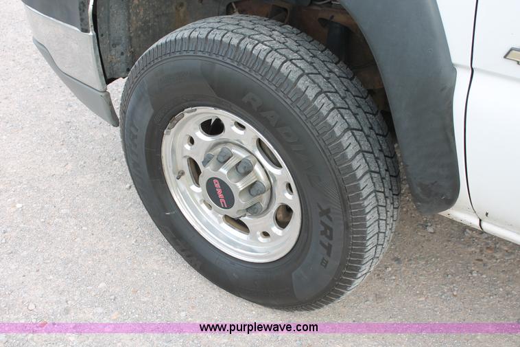 image for item H8087 2005 Chevrolet Silverado 2500HD Crew Cab pickup truck