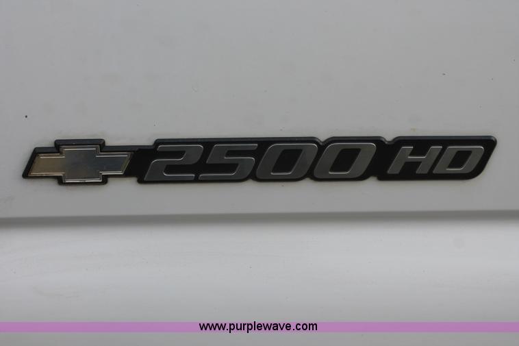 image for item H8087 2005 Chevrolet Silverado 2500HD Crew Cab pickup truck