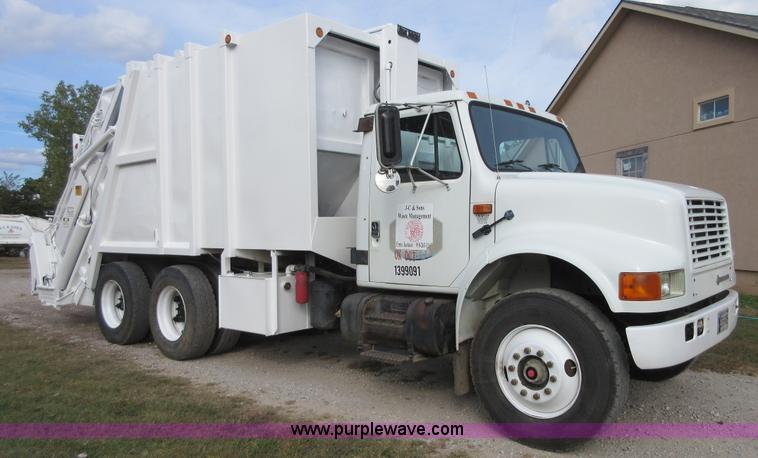 image for item I1937 1993 International 4900 refuse truck