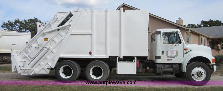 image for item I1937 1993 International 4900 refuse truck