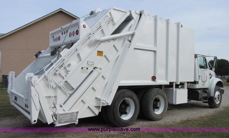 image for item I1937 1993 International 4900 refuse truck