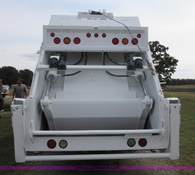 image for item I1937 1993 International 4900 refuse truck