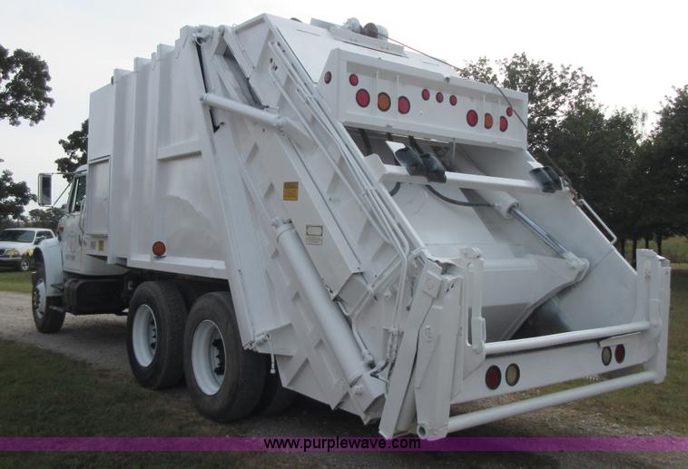 image for item I1937 1993 International 4900 refuse truck