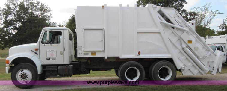 image for item I1937 1993 International 4900 refuse truck