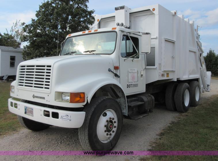 image for item I1937 1993 International 4900 refuse truck