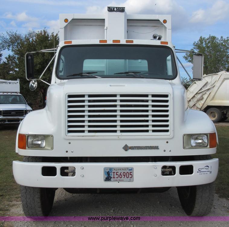 image for item I1937 1993 International 4900 refuse truck