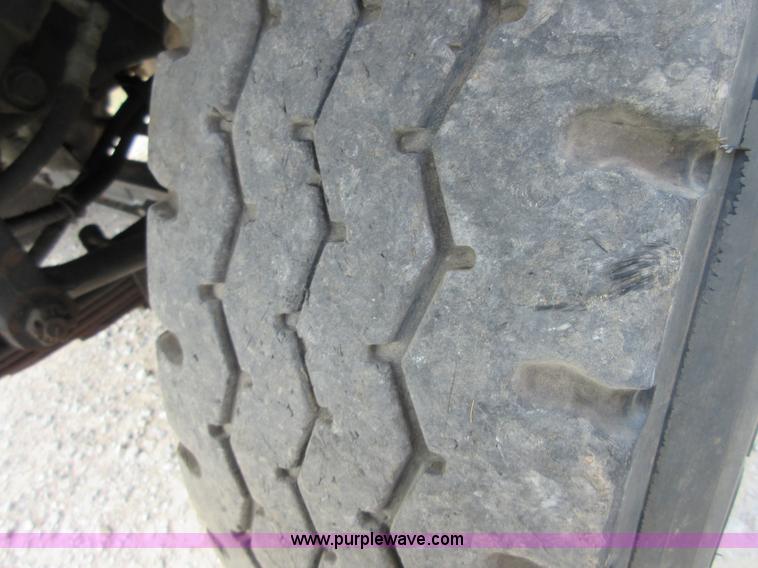 image for item I1937 1993 International 4900 refuse truck