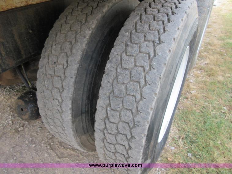 image for item I1937 1993 International 4900 refuse truck