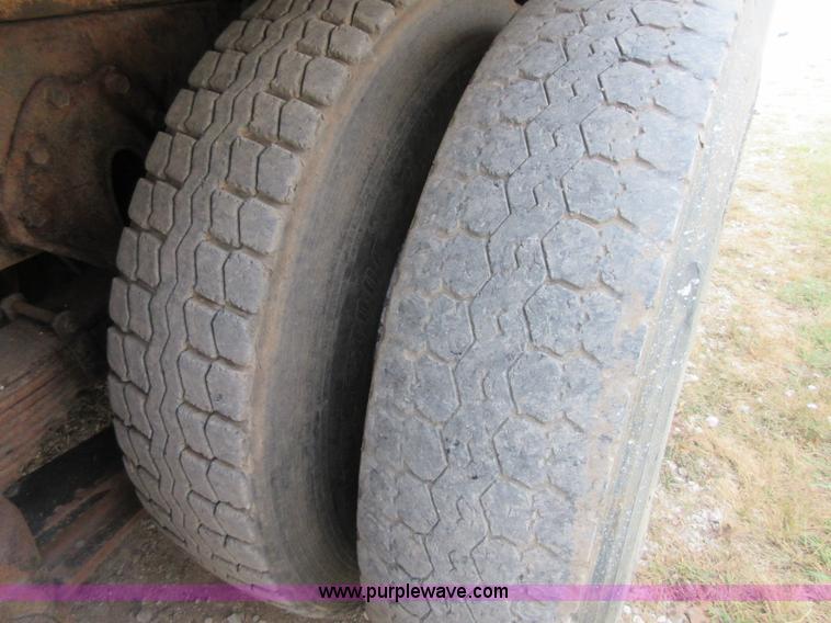 image for item I1937 1993 International 4900 refuse truck