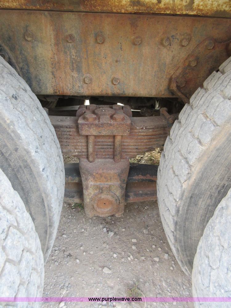 image for item I1937 1993 International 4900 refuse truck