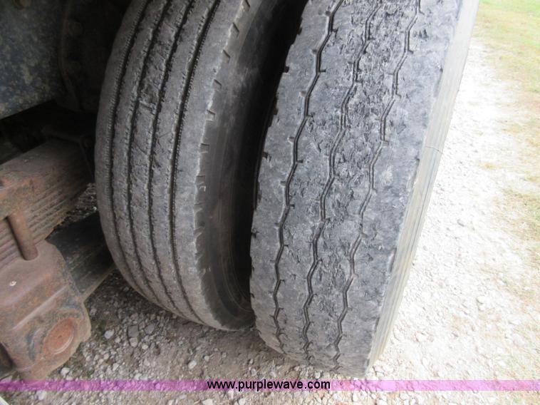 image for item I1937 1993 International 4900 refuse truck