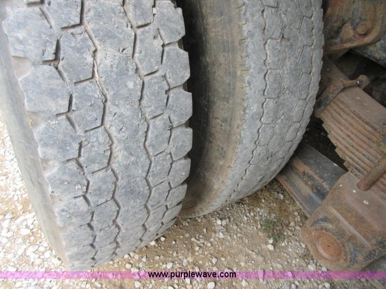 image for item I1937 1993 International 4900 refuse truck