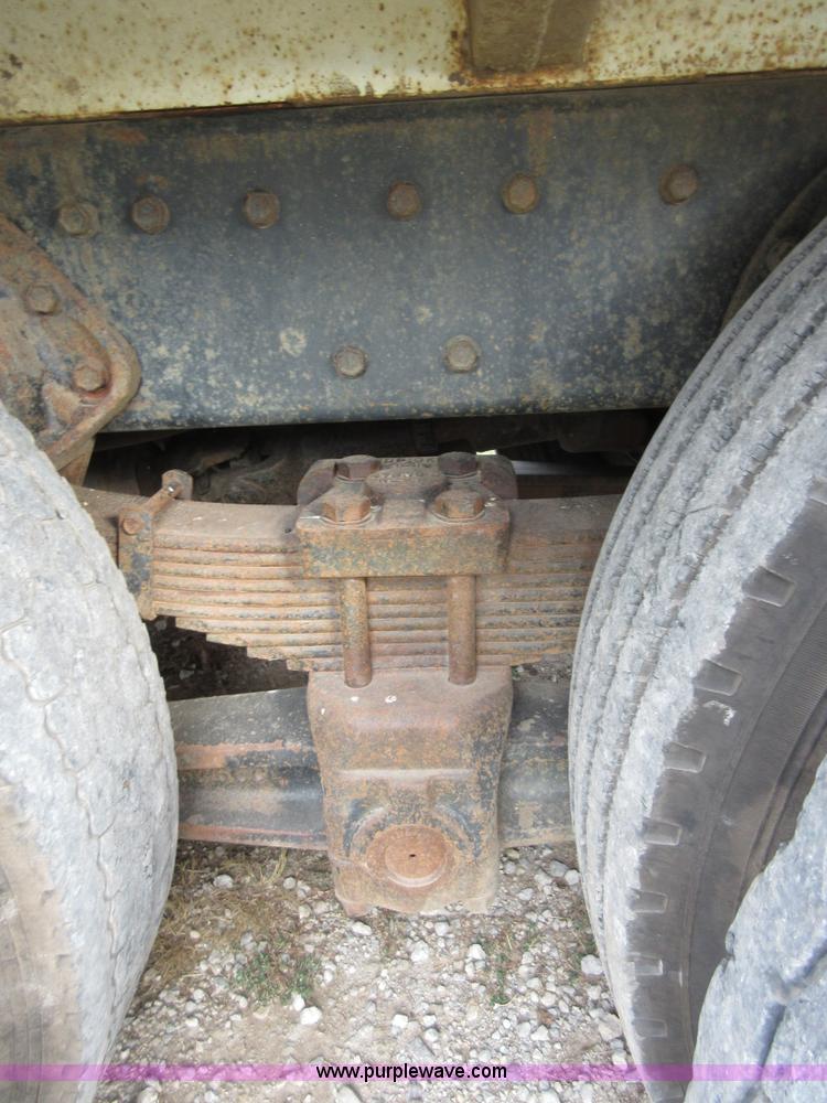 image for item I1937 1993 International 4900 refuse truck