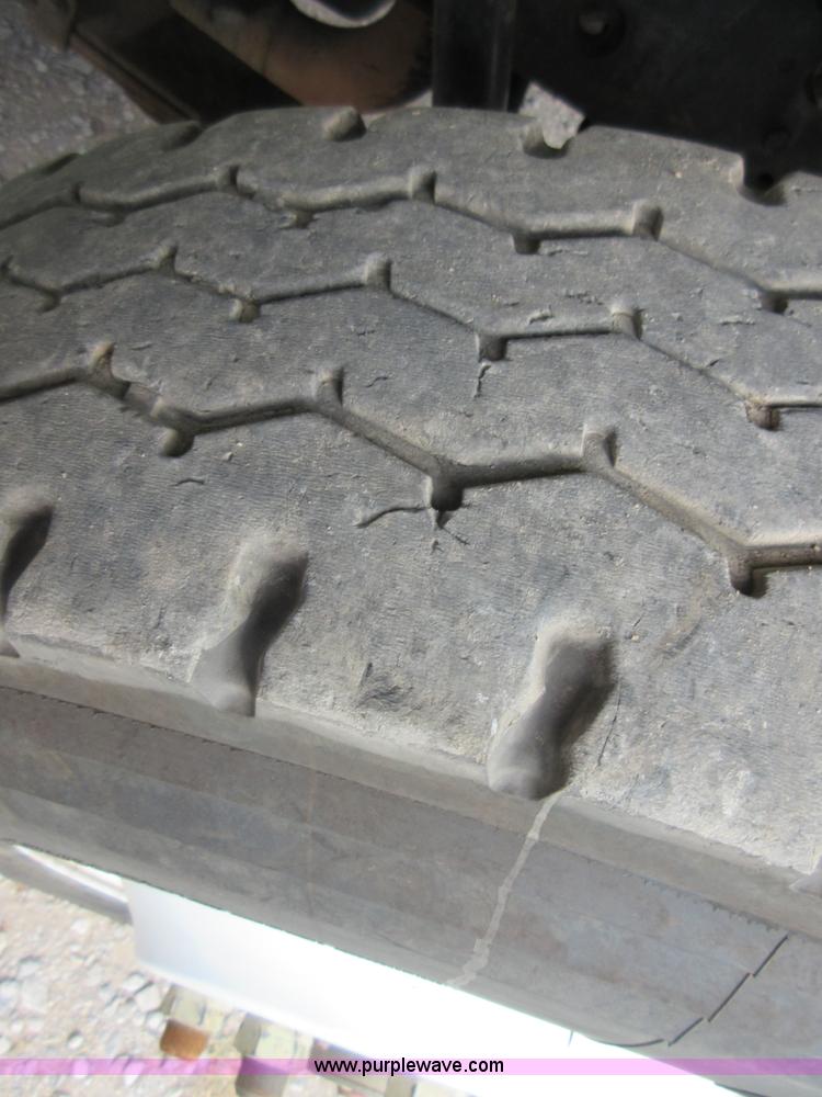 image for item I1937 1993 International 4900 refuse truck