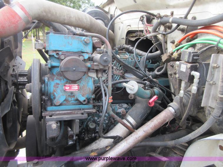 image for item I1937 1993 International 4900 refuse truck