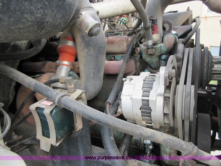 image for item I1937 1993 International 4900 refuse truck