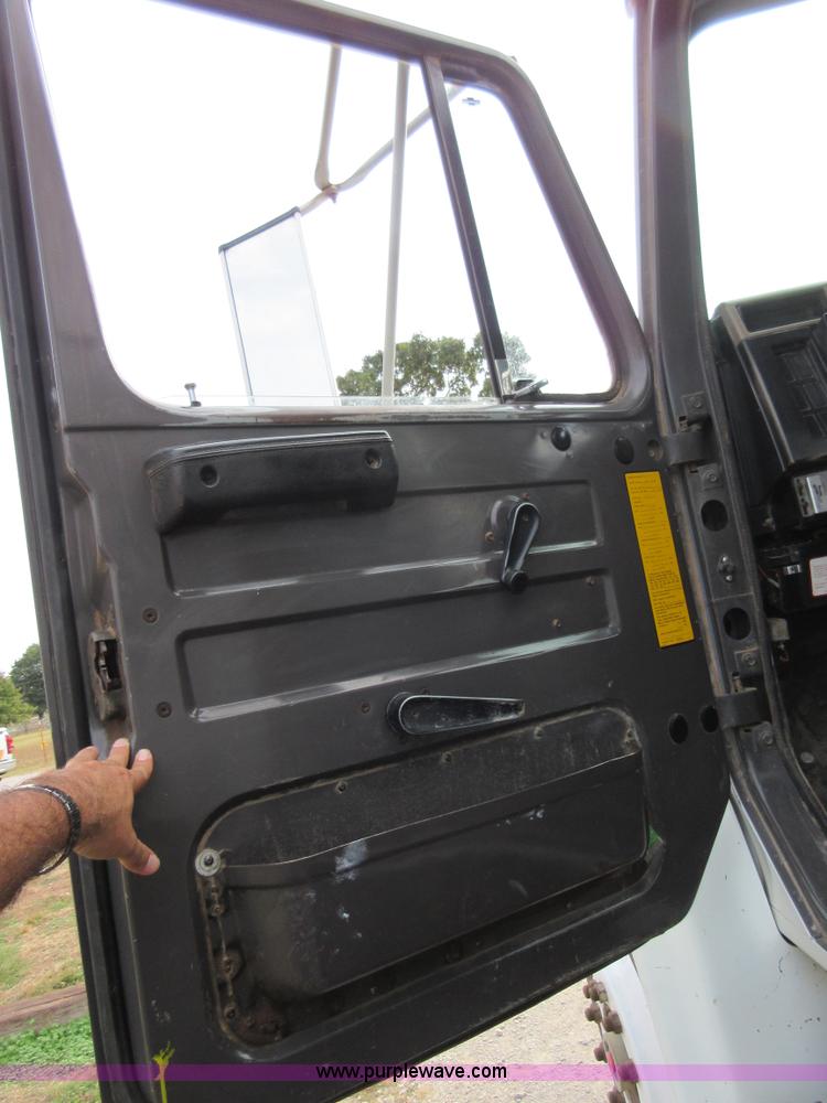 image for item I1937 1993 International 4900 refuse truck