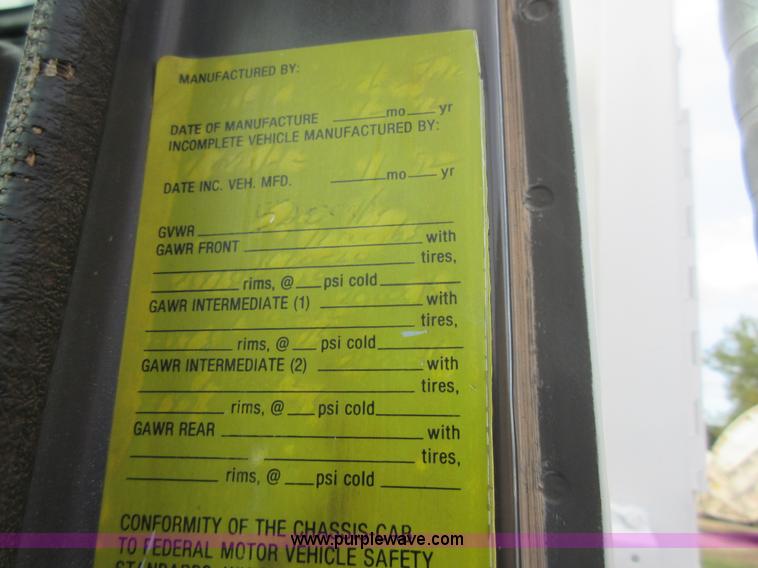 image for item I1937 1993 International 4900 refuse truck