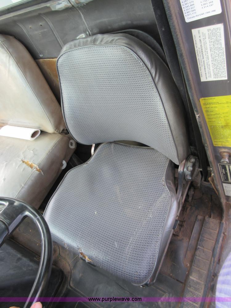 image for item I1937 1993 International 4900 refuse truck