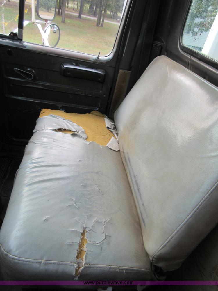 image for item I1937 1993 International 4900 refuse truck