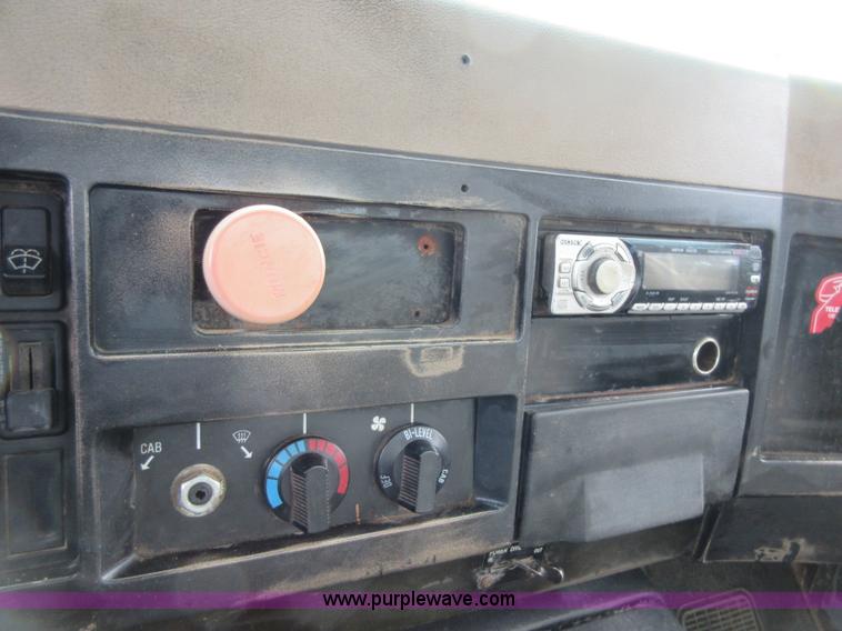 image for item I1937 1993 International 4900 refuse truck