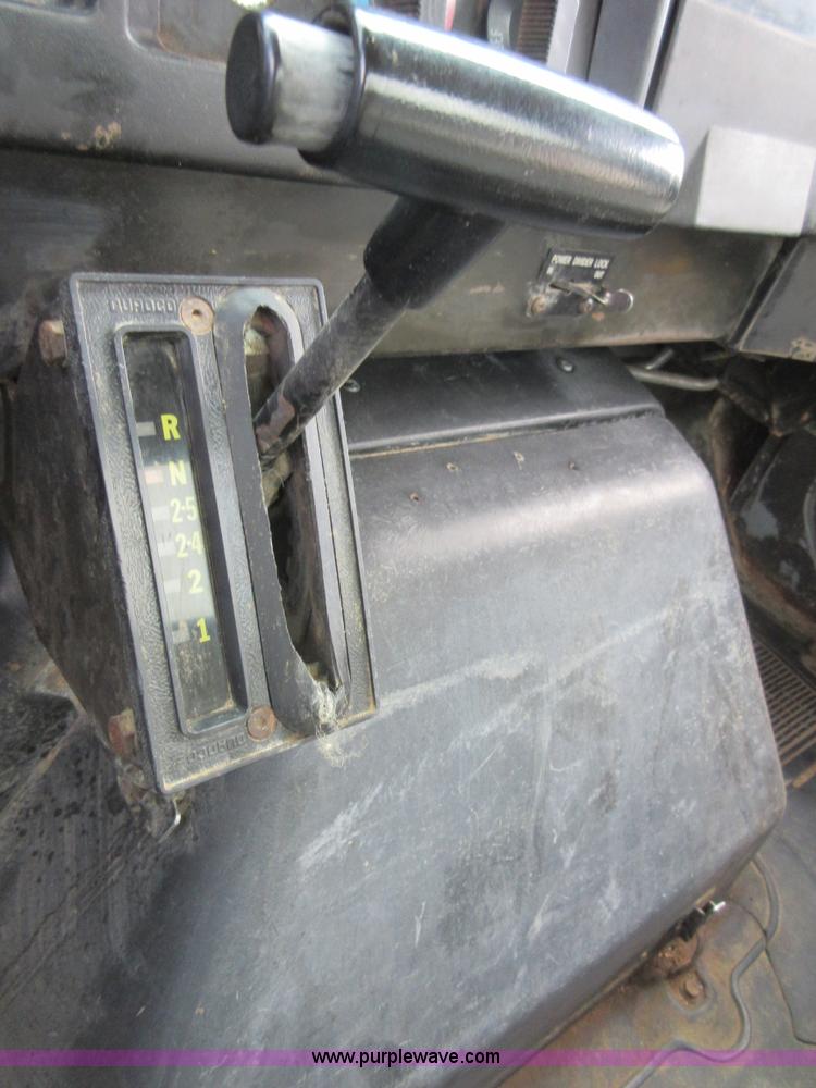 image for item I1937 1993 International 4900 refuse truck