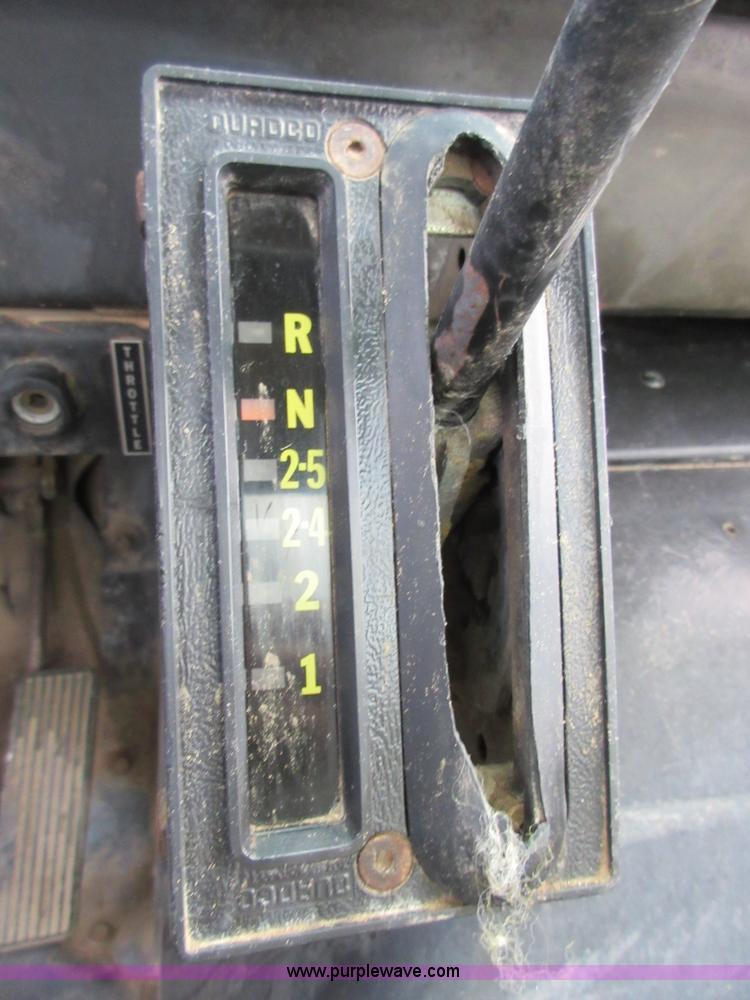 image for item I1937 1993 International 4900 refuse truck