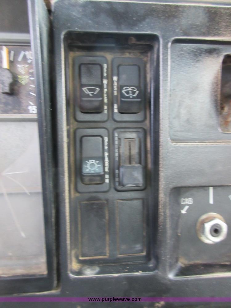 image for item I1937 1993 International 4900 refuse truck