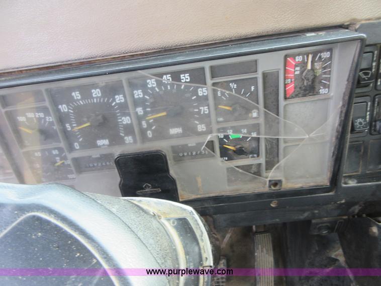 image for item I1937 1993 International 4900 refuse truck