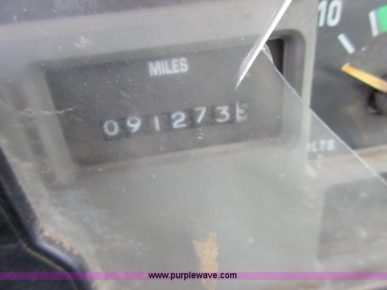 image for item I1937 1993 International 4900 refuse truck