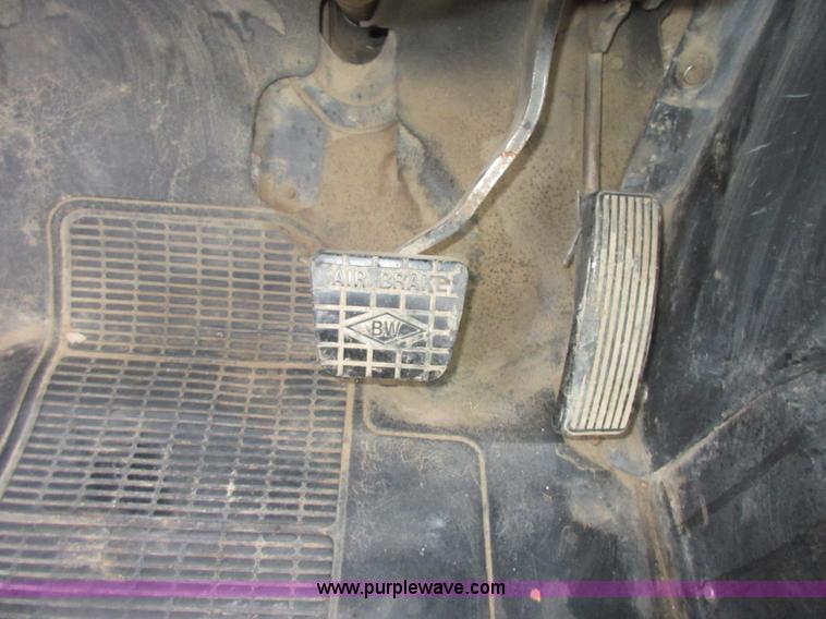 image for item I1937 1993 International 4900 refuse truck