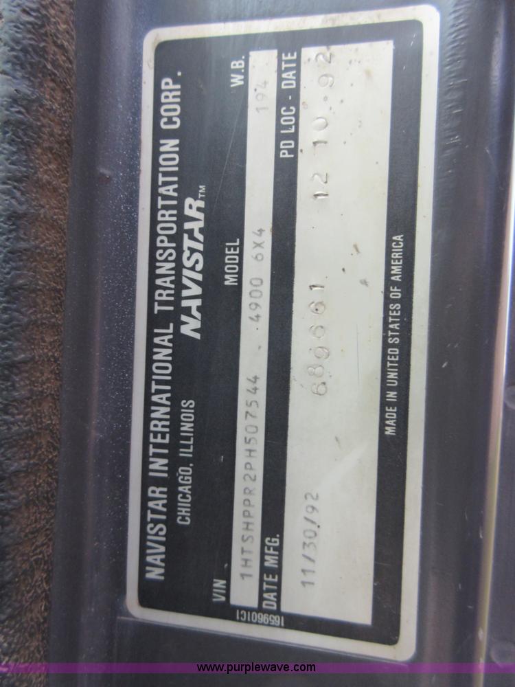 image for item I1937 1993 International 4900 refuse truck