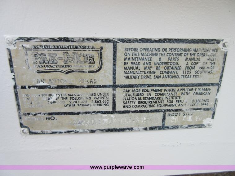 image for item I1937 1993 International 4900 refuse truck