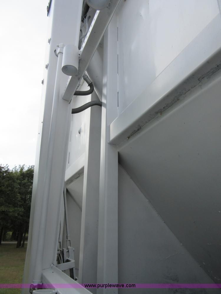 image for item I1937 1993 International 4900 refuse truck