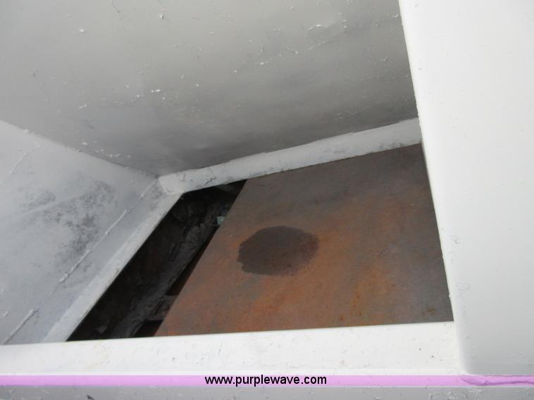 image for item I1937 1993 International 4900 refuse truck