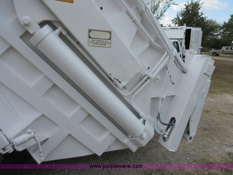 image for item I1937 1993 International 4900 refuse truck