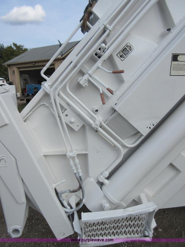 image for item I1937 1993 International 4900 refuse truck