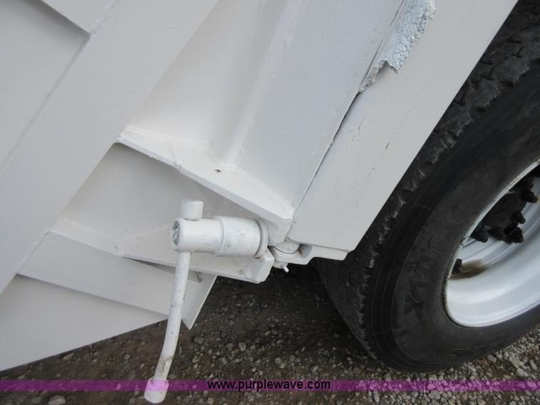 image for item I1937 1993 International 4900 refuse truck