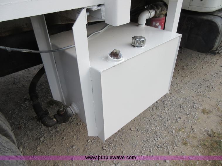 image for item I1937 1993 International 4900 refuse truck