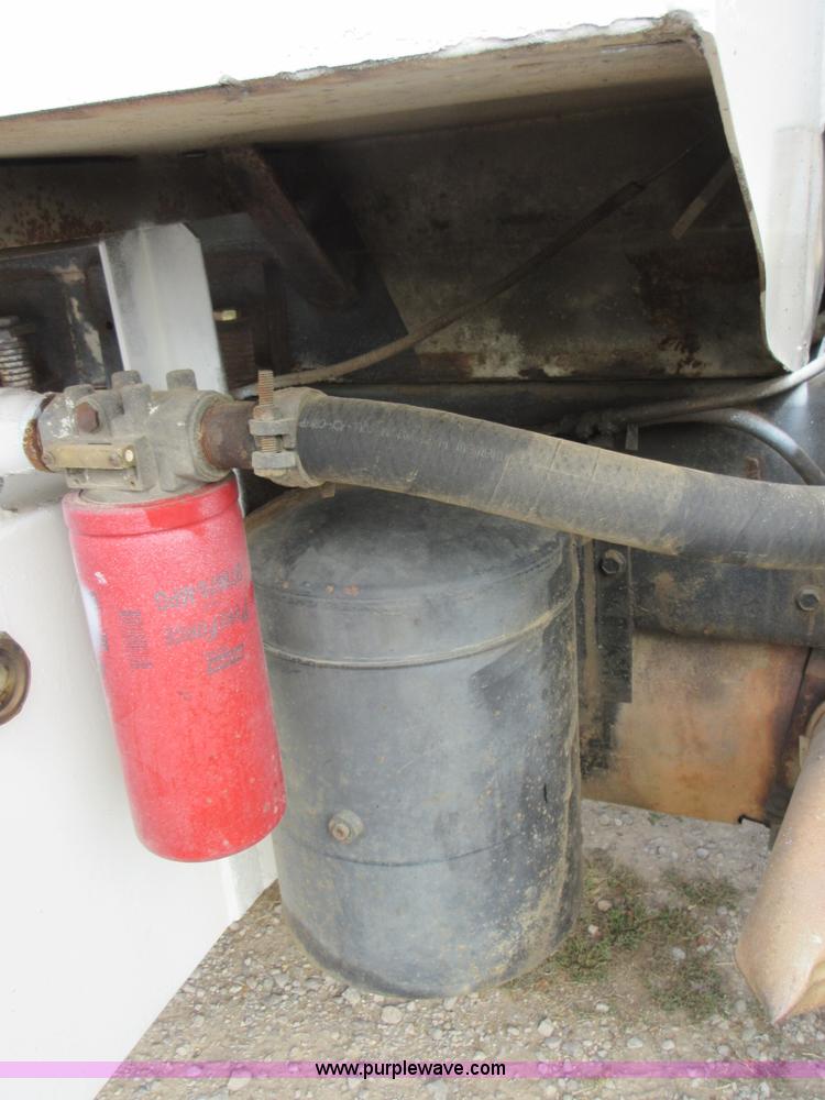 image for item I1937 1993 International 4900 refuse truck