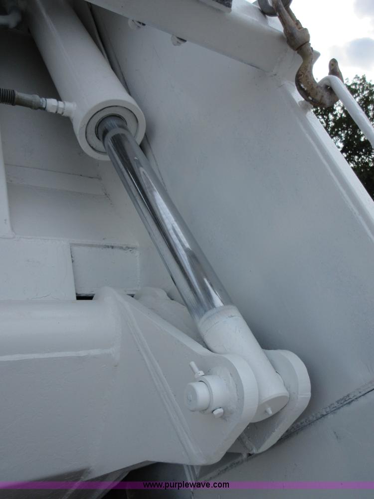 image for item I1937 1993 International 4900 refuse truck