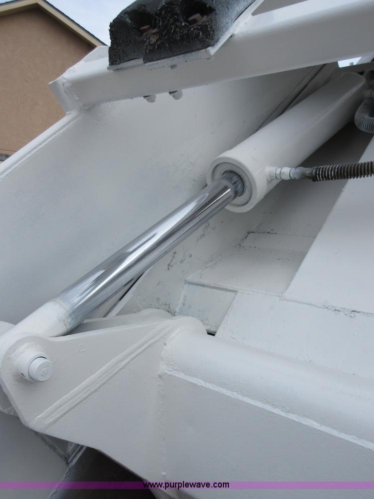 image for item I1937 1993 International 4900 refuse truck