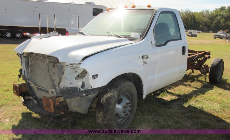 image for item I1938 1999 Ford F350 Super Duty pickup truck cab and chassis
