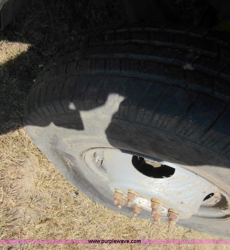 image for item I1938 1999 Ford F350 Super Duty pickup truck cab and chassis